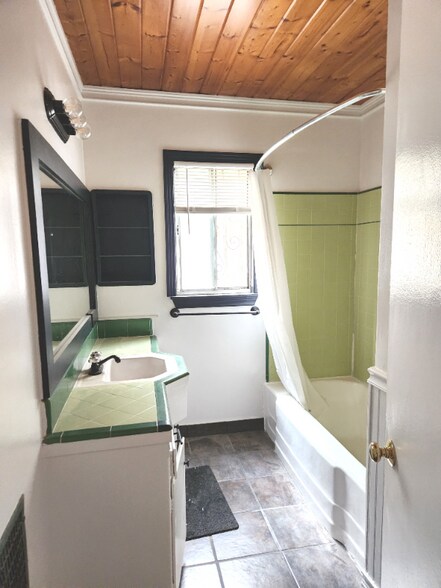 Building Photo - 1850 N La Brea Ave