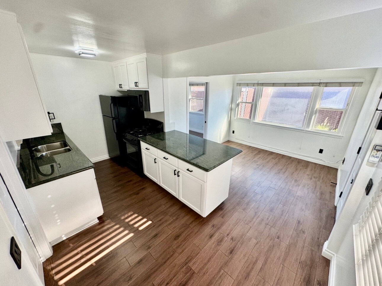 Building Photo - 919 E Grand Ave