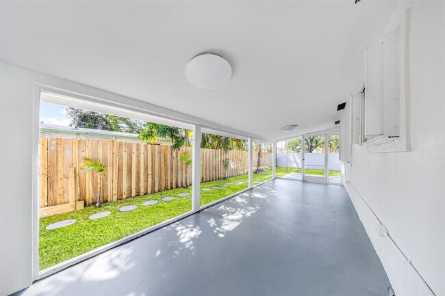 Building Photo - 5921 NE 1st Ave.