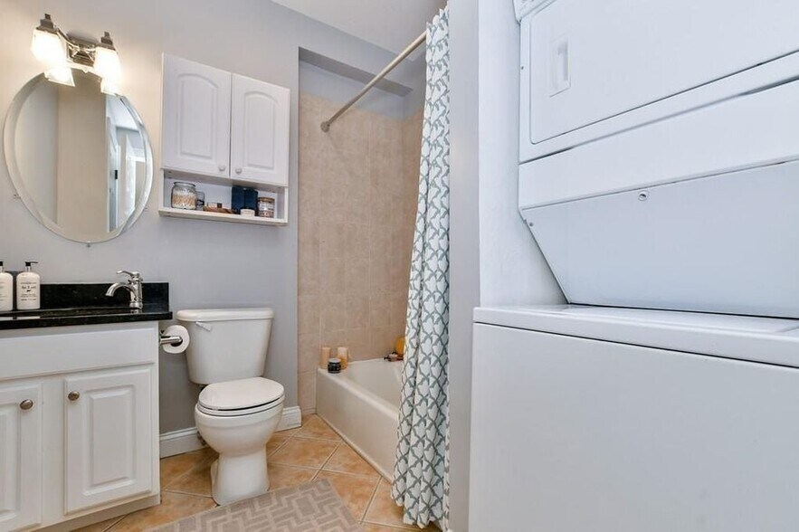 Building Photo - 544 E 8th St