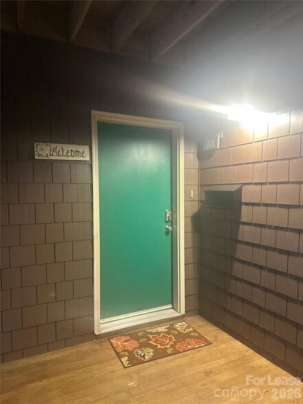 Building Photo - 300 Creekside Wy