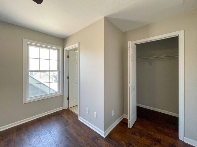 Building Photo - Spacious Two-Bedroom Townhouse in West Ash...
