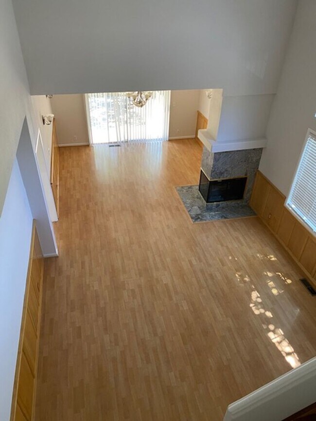 Building Photo - Spacious updated home with 3 downstairs be...
