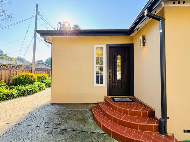 Building Photo - Great 1 Bedroom Home With In Unit Laundry and Private Patio in Menlo Park