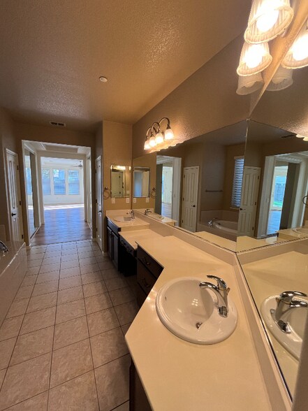 Building Photo - 1250 Earlton Ln