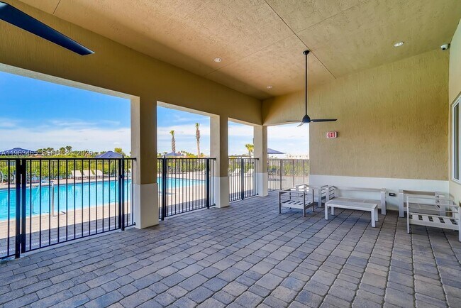 Building Photo - 540 NE 4th St