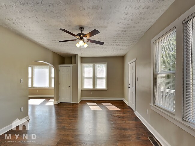 Building Photo - 96 N Center St