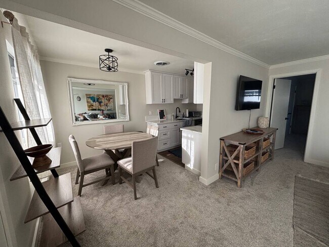 Building Photo - 425 Lake St S