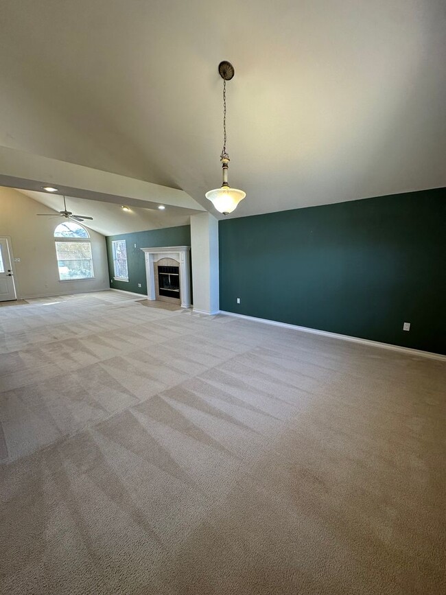 Building Photo - 2 Bed Home Plus Office Space! In Zia School District