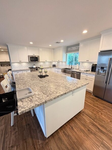 Primary Photo - 13758 Lakeview Ct