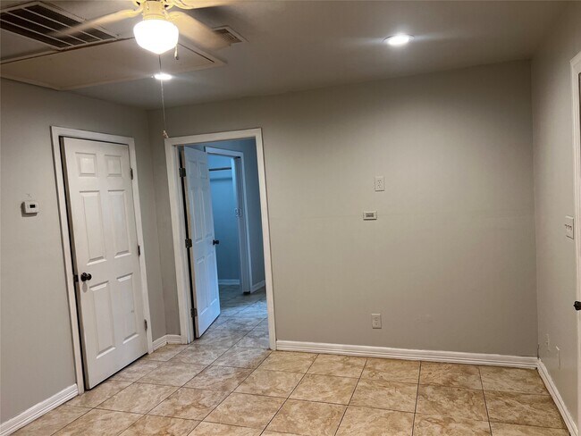 Building Photo - 5924 Morningdale St