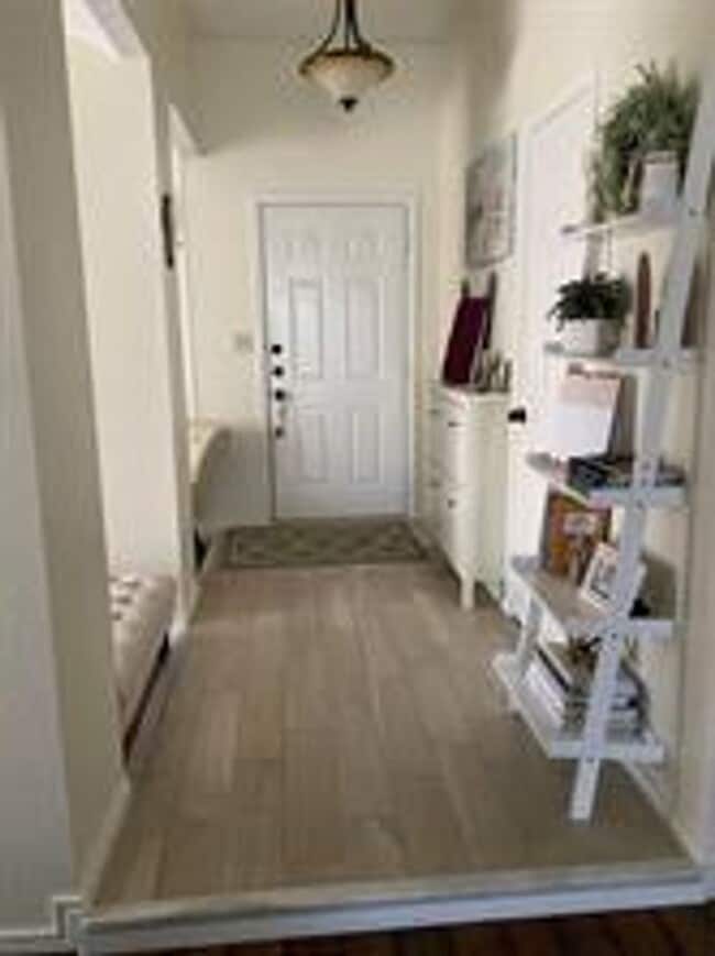 Building Photo - Beautifully Updated 3 Bedroom plus Study i...