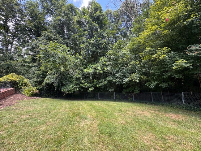 Building Photo - 4 Bedroom Jamestown Beauty!