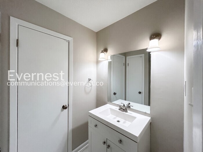 Building Photo - 3333 Leschallas Dr