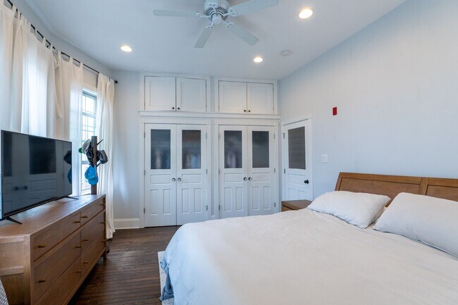 Building Photo - Amazing Property with Great Location
