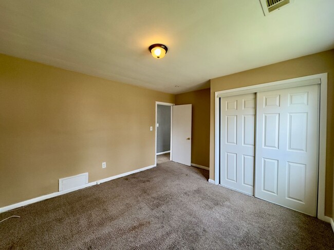 Building Photo - For Rent: Comfortable Living at 6414 Faird...