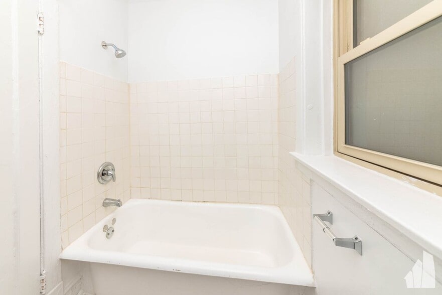 Building Photo - 1421 W Farwell Ave