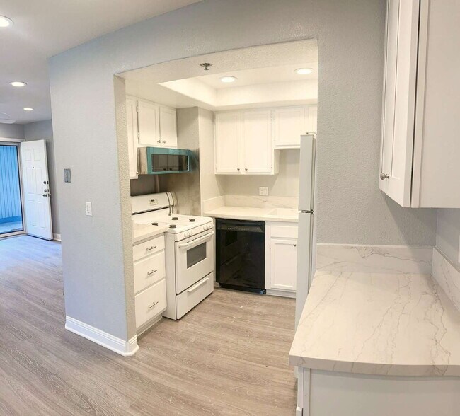 Building Photo - La Mesa Four-Plex Townhouse with Decks & G...