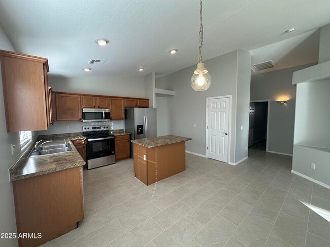 Building Photo - 1115 E Elm Rd