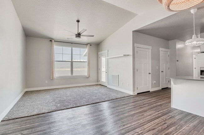 Building Photo - 64 W Silver Springs Dr