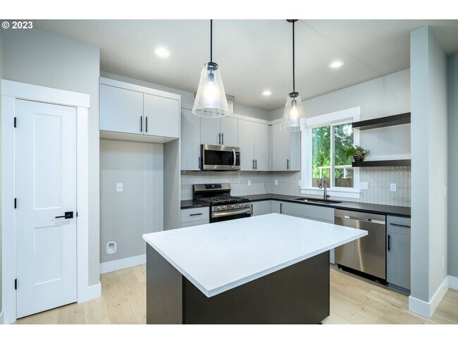 Building Photo - Beautiful 3 Bedroom, 2.5 Bath House in Newberg