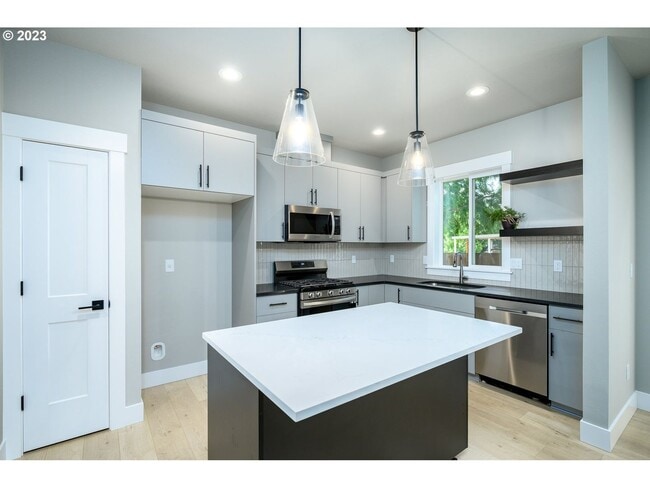 Building Photo - Beautiful Pet Friendly 3 Bedroom, 2.5 Bath House in Newberg