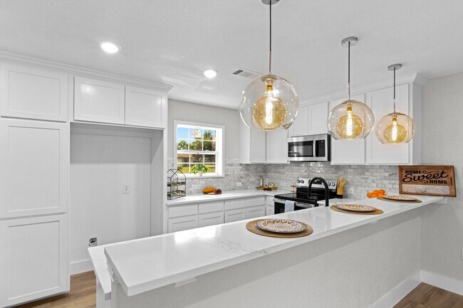 Building Photo - 15529 Pine St