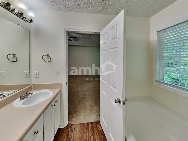 Building Photo - 104 Arbor Creek Way