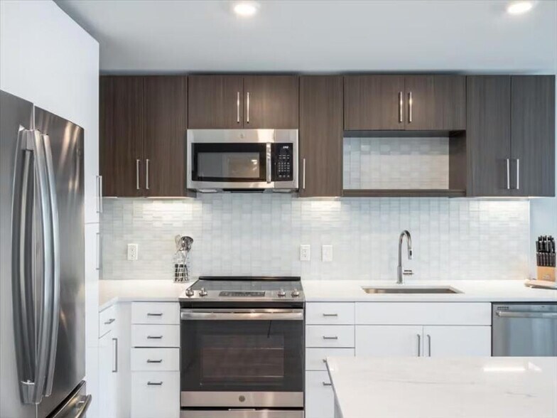 Building Photo - 4836 Rugby Ave