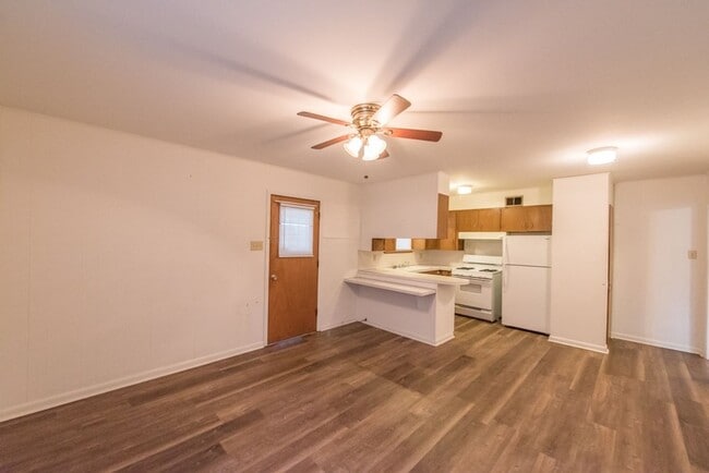 Building Photo - 2 Bedroom 1 Bathroom Home With Carport.