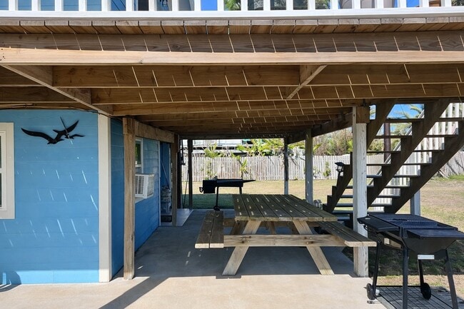 Building Photo - 4111 Oleander Dr