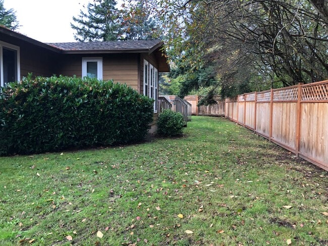 Building Photo - ***PENDING APPLICATION***Great Home on Corner Lot!