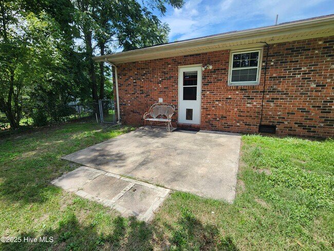 Building Photo - 818 Williams St