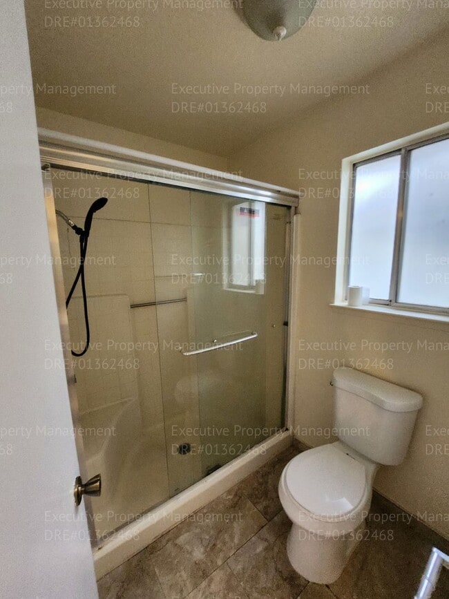 Building Photo - 3 bedrooms /2.5 bath two-story gem boasts ...