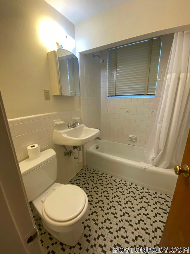 Building Photo - 12 Brattle Dr