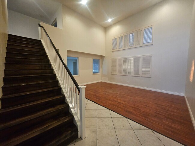 Building Photo - Spacious South Corona Home!