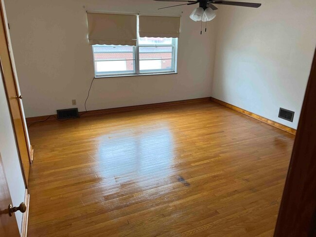 large bedroom - 705 Broadway Blvd