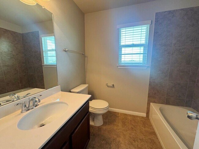 Building Photo - 120 Kingfisher Ln