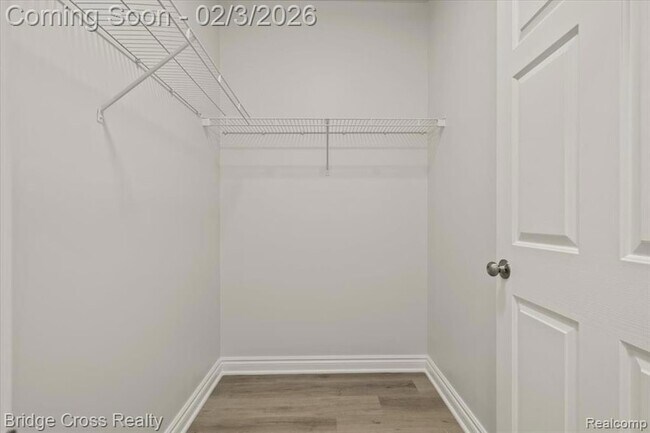 Building Photo - 5685 Twin Oaks Dr