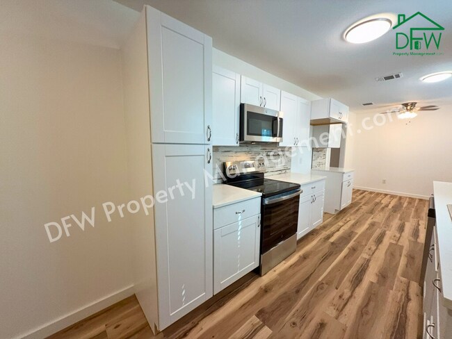 Building Photo - Fully Renovated 2-Bedroom Home Near UTA & AT&T Stadium – Modern Upgrades + Spacious Yard!