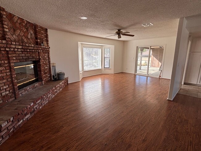 Building Photo - Beautiful Stallion Springs Home With A View!