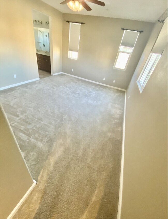 Building Photo - Beautiful and Sunny Home in Roseville Awaits!