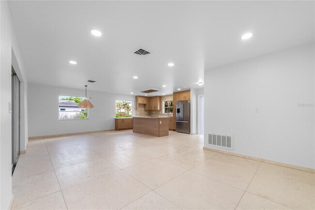 Building Photo - 114 8th St