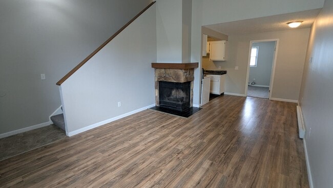 Building Photo - 847 Kerns Dr NE
