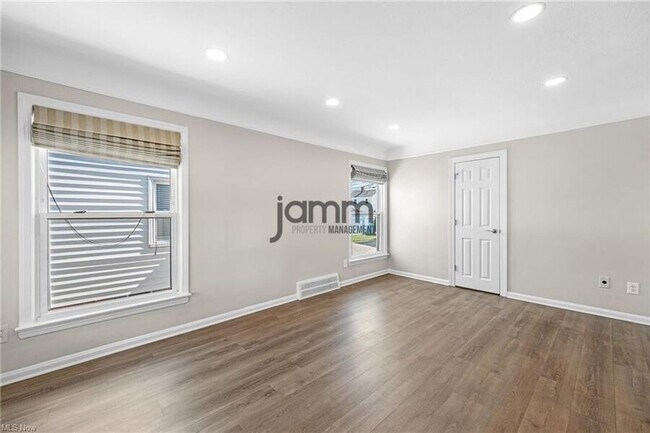 Building Photo - 1653 Woodhurst Ave