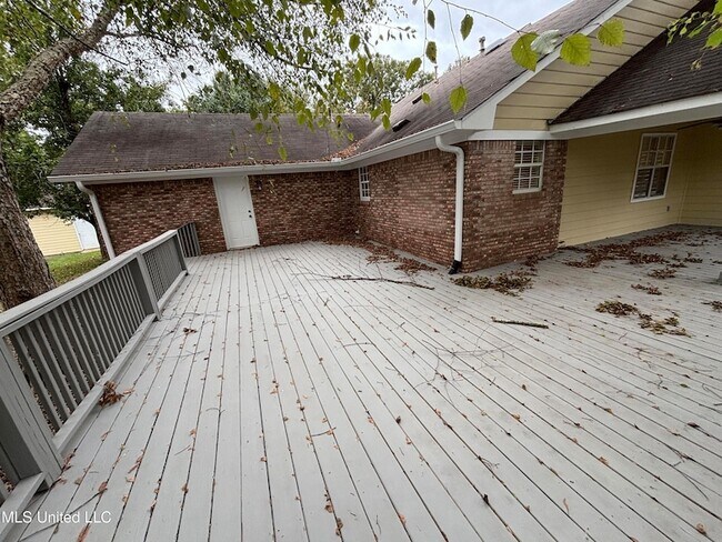 Building Photo - 132 Hillcrest Way