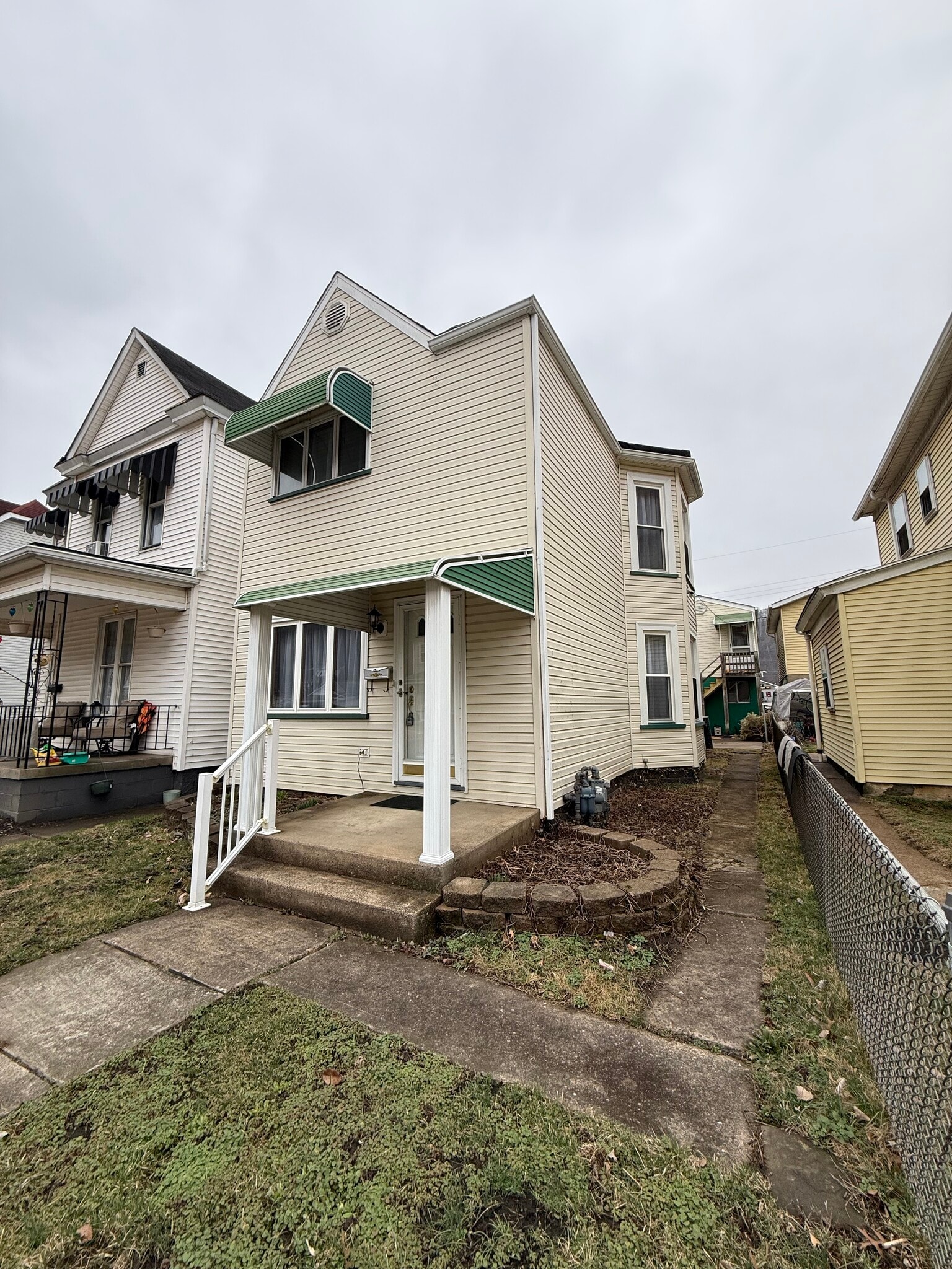 side - 1109 Garfield St