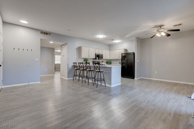 Building Photo - 855 N Stephanie St