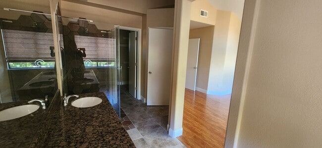 Building Photo - Wonderful 3 Bedroom 2.5 Bathroom Home in E...