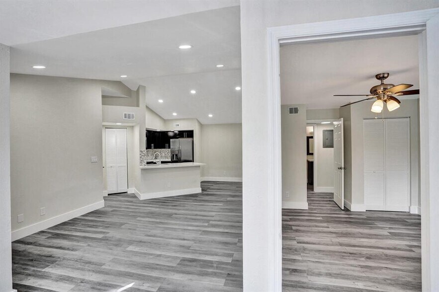 Building Photo - 595 Vista Isles Dr